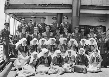Csoportportré a magas rangú tisztiorvosokról és személyzetről a HMAT Wahehe fedélzetén, a visszaút során Ausztráliába, 1919. szeptember és 1919. október között