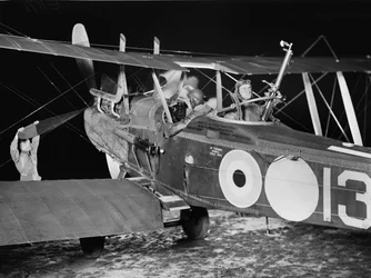 Stanley George Brearley hadnagy, pilóta és Robert Harold Taylor hadnagy, megfigyelő, a Royal Flying Corps (RFC) 69-es osztaga (Ausztrália), éjszakai bombázásra indulnak a hektárból.