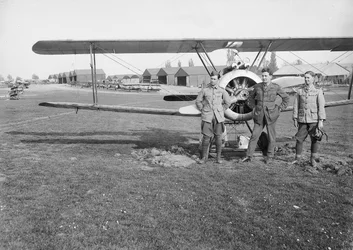 Jack Henry Weingarth (balra), Roy George Smallwood (középen) és Vincent George Sheppard hadnagyok, az Ausztrál Repülő Hadtest 4. számú századából, az egyik Sopwith Camel osztag előtt állnak.