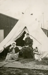 Eleanor Wibmer Jeffries nővér és Nellie Constance Morrice nővér (jobbra) sátruk előtt a 3. Ausztrál Általános Kórháznál, a Somme partján szedett virágokkal, kb. 1917. június