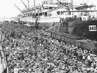 Melbourne kikötőjébe beszálló csapatok az A40 HMAT Ceramic-on, 1915