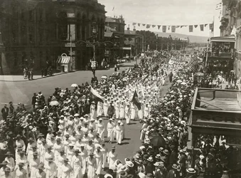 Békenapi felvonulást tartó nők a King William Street mentén, Adelaide, Dél-Ausztrália, 1918. november