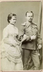 Gizella Lujza Mária, Ausztria főhercegnője és Bajorország hercegnője (1856-1932) portréja Lipót bajor herceggel (1846-1930). Fotógyűjtemény „A hajdani katonáknak”.
