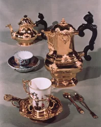 Teáskanna, cukortartó, csokis edény és bögre, egy meisseni reggeliző szolgáltatásból, Domanek, Bécs, 1750 (porcelán és arany)