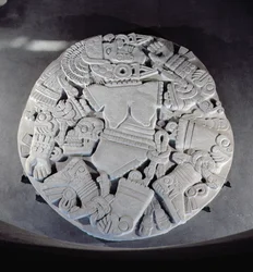 Coyolxauhqui holdistennő feldarabolását ábrázoló faragvány, amelyet Tenochtitlan ikerpiramisának lábánál találtak, késő posztklasszikus korszak (1300-1521)