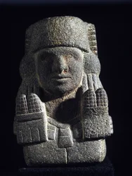 Azték művészet: Chicomecoatl (más néven Xilonen), a kukorica és a termékenység istennőjének ábrázolása. Nemzeti Antropológiai Múzeum, Mexikó