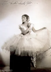 Rosa Piovella Ansaldo klasszikus balerina portréja, tutuban és balettcipőben. Ül, elöl, az arca oldalra fordult. Ruháját és gondosan öltözött haját szövetrózsák díszítik (Milanó, Teatro alla Scala) (f/w fotó)