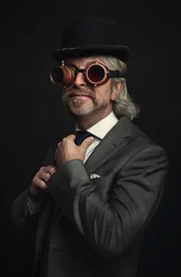 Steampunk-szemüveget viselő úriember