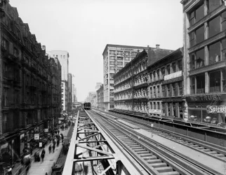 Emelt vágányok az Adams Street állomás közelében, Chicago, Illinois, USA, 1900 körül (f/w fotó)