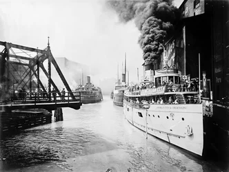 Utasszállító hajók a Chicago folyón, Chicago, Illinois, USA, 1905 körül (f/w fotó)