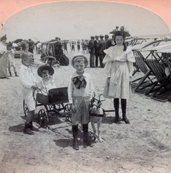 USA, Atlantic City: gyerekek játszanak Atlantic City tengerpartján