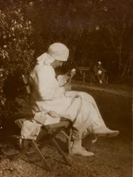 Album az első világháborúról Friuli-Venezia Giuliában: Vöröskeresztes nővér portréja a Villa Brazzà parkjában, ahol a Soleschiano Manzano-i hadikórház 17-e található (f/w fotó)