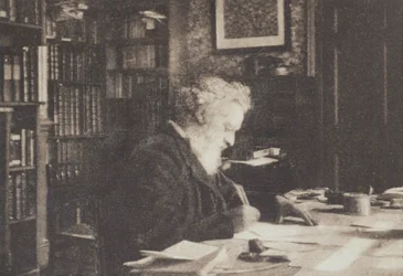 William Morris könyvgyűjtő a könyvtárában, a Hammersmith-i Kelmscott House-ban.