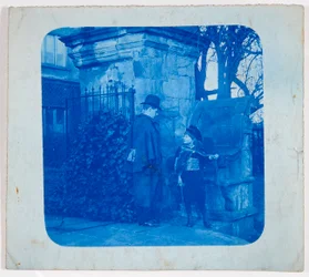 John Atkinson Grimshaw és Elaine Grimshaw a Knostrop Hall kapujában (cianotípia)