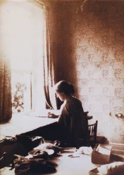 May Morris munka közben, az 1890-es évek eleje