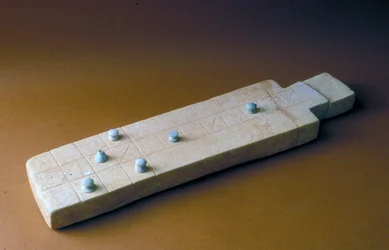 Játéktábla játékfigurákkal, Tell Beit Mirsimből, Jordániából, Kr.e. 2000-1700 körül (mészkő)