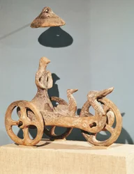 Fogadalmi szekér antropomorf istenséggel, Dupljajából (agyag)