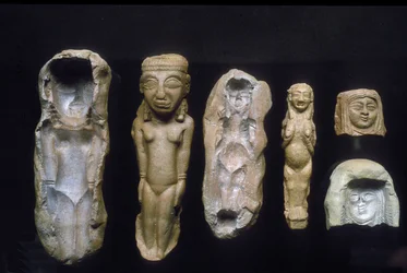 Termékenységistennők figurái és a formák, amelyekből öntötték őket, Kr.e. 8-7. század (agyag)