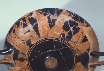 Vulciból, Kr.e. 495 körül (kerámia) Párizs visszatérését ábrázoló piros figurás csésze Párizs Cassandra, Polyxena, Hecuba és Aphrodité által körülvett Priamoszba való visszatérését ábrázolja.