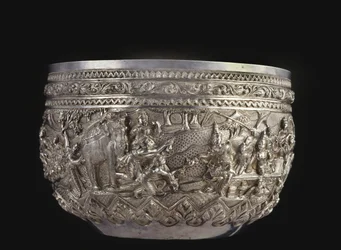 Tál udvari jelenetekkel, 19. század vége (ezüst)