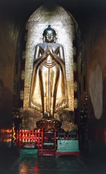Kakusanda, az egyik Buddha az Ananda templomban, Bagan (pogány), Mianmar (Burma)