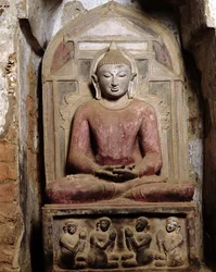 Ülő Buddha meditációban (polikróm kő)