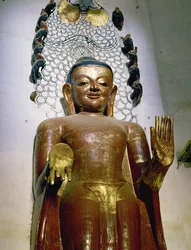 Álló Buddha szobra
