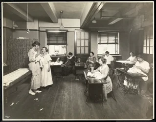 Vak fiatal nők és egy tanárnő varrnak egy osztályteremben a New York-i Vakok Egyesületében, 111 East 59th Street, New York, 1921 (ezüstzselatinos nyomat)
