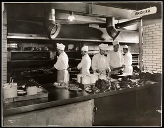 Brojlerben főz a Hotel Commodore konyhájában, 1919 (ezüst zselatin nyomat)
