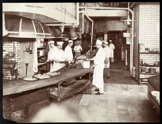 Szakácsok dolgoznak a Waldorf Astoria Hotel konyhájában a 34th Street és 5th Avenue, New York-ban, 1903 vagy 1904 (ezüst zselatin nyomat)