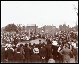 Tömeg nézi a rúdugratót a Hudson Bank Gymnasium és játszótéren, 53. utca és 11. sugárút, New York, 1898 (ezüst zselatinos nyomat)