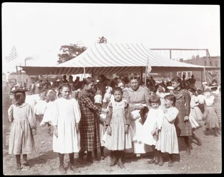 Lánycsoport és egy nő a Hudson Bank Gymnasium and Playgroundban, 53rd Street és 11th Avenue, New York, 1898 (ezüst zselatin nyomat)
