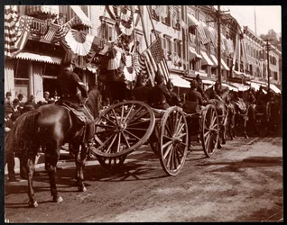 Lovas tüzérség parádén a Dobbs Ferrynél, New York, 1898 (ezüst zselatin nyomat)