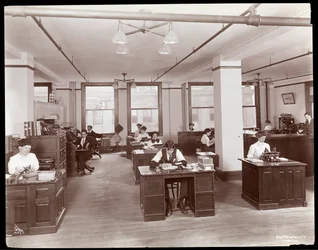 Férfiak és nők egy nyitott irodában a Parke-ban, Davis és Co., vegyészek, Hudson und Vestry Streets, New York, 1910 (ezüst zselatin nyomat)