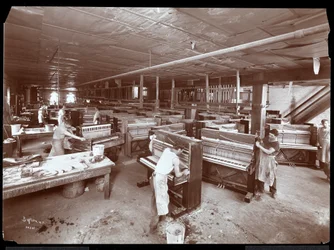 Férfiak dolgoznak a Harrington Piano Co. gyárában, 1907