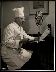 Maurice Hervieux séf portréja a mikrofonnál a Hotel Commodore-ban, 1930 (ezüst zselatin nyomat)