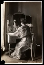 Jobyna Howland portréja az öltözőasztalánál ülve, 1908-9 (ezüstzselatinos nyomat)