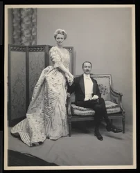 Egy ismeretlen férfi és nő portréja a James Hazen Hyde bálon, New York, 1905. január 31. (ezüstzselatinos nyomat)