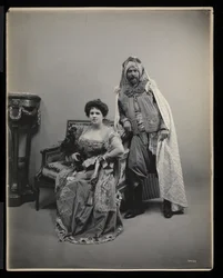 Egy azonosítatlan férfi és nő portréja a James Hazen Hyde Ball-on, New York, 1905. január 31. (ezüst zselatin nyomat)