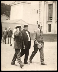 William Howard Taft elnök Arthur Twining Hadley professzorral, a Yale Egyetemről és egy másik férfival, 1900-20 (ezüst zselatin nyomat)