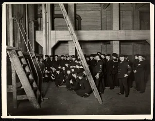 Tengerészek az Egyesült Államokból "Maryland" a kemencét vizsgálja a Hotel Commodore körútján, 1922 (ezüst zselatin nyomat)