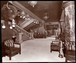 A Park Avenue Hotel lépcsőháza és előcsarnoka, 1901 vagy 1902 (ezüstzselatinos nyomat)