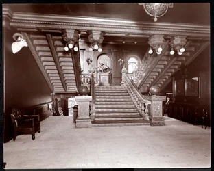 Lépcső a Park Avenue Hotelben, 1901 vagy 1902 (ezüst zselatin nyomat)