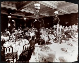 Terített asztalok az Electric Club bankettjéhez a Hotel Delmonicoban, 1902 (ezüst zselatin nyomat)