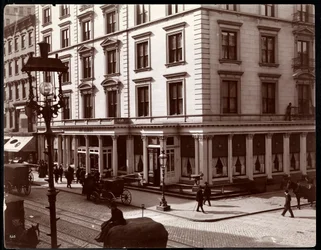 A St. James Hotel, a Broadway és a 26. vagy 27. utca északkeleti sarka, New York, 1896 (ezüst zselatin nyomat)