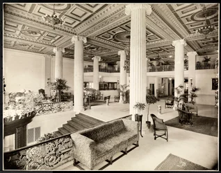 A Robert Treat Hotel bejárata és előcsarnoka, Newark, New Jersey, 1916 (ezüstzselatinos nyomat)