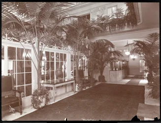 A Ritz-Carlton Hotel előcsarnoka és regisztrációs pultja, 1910-11 körül (ezüstzselatinos nyomat)