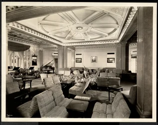 A társalgó keletre néz a Hotel White-ra, 37. utca és Lexington, New York, 1937. március 8. (ezüst zselatin nyomat)