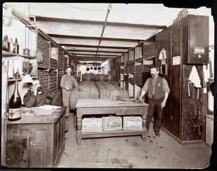A Hotel Manhattan borospincéje, 1902 (ezüst zselatin nyomat)
