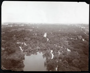 A Central Park látképe a Plaza Hotelből, 5. sugárút és 59. utca, New York, 1907 körül (ezüstzselatinos nyomat)
